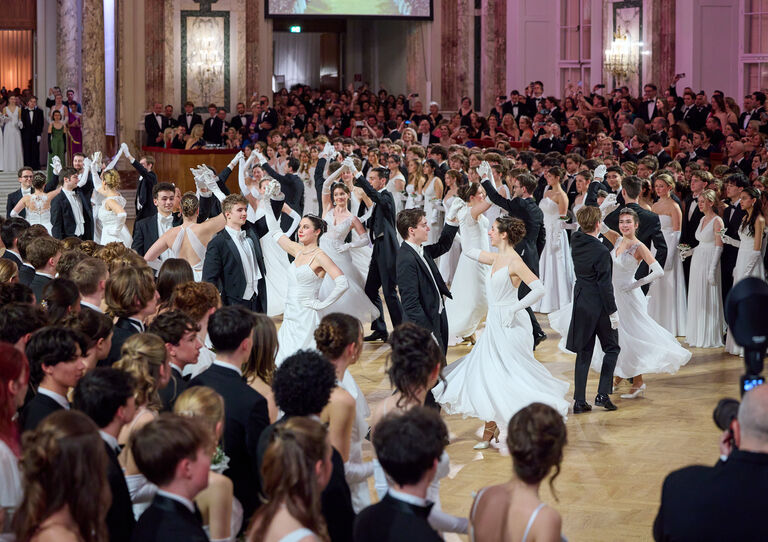 Den glanzvollen Auftakt gestalteten auch heuer wieder 700 Tänzer*innen des Jungdamen- und Jungherrenkomitees