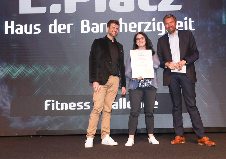 HABIT Geschäftsführer Andreas Kauba, Leiterin der Personalentwicklung, Sylvia Kosek, und Generealsekreatär der Pensionsversicherungsanstalt, Wienfried Pinggera, der die Preise in dieser Kategorie überreicht hat.