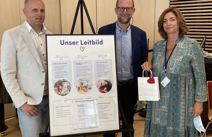 Die Geschäftsführer der PEW präsentieren das neue Leitbild.