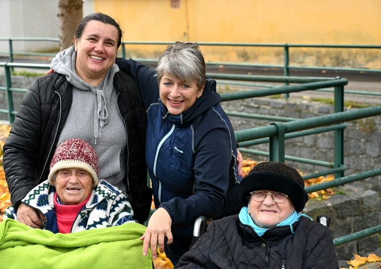 Zwei Kolleginnen aus dem Stephansheim und zwei Bewohnerinnen, die davor im Rollstuhl sitzen.