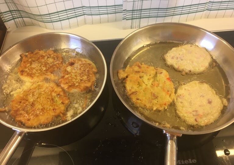 Zucchinipuffer in der Pfanne