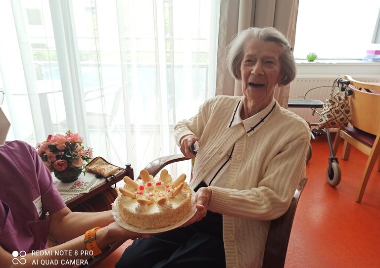 Bewohnerin Frau P. freut sich über ihre Torte