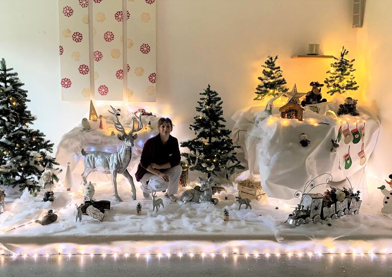 Seniorenbetreuerin Claudia Kapfenberger inmitten ihrer Weihnachtswelt.