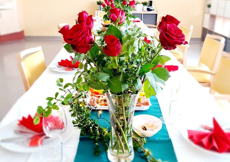 Der mit Rosen dekorierte Tisch.