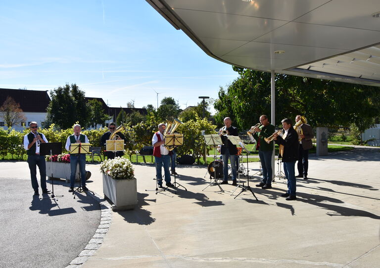 Die Musiker der Gruppe "Gmischte Partie" musiziert am Vorplatz des Pflegeheims.