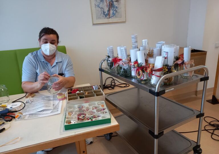 Seniorenbetreuerin Marija bastelt am Adventkalender.