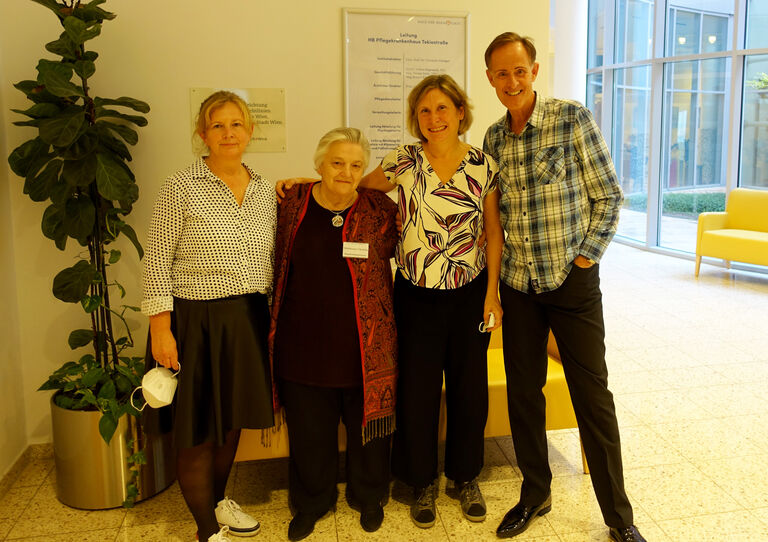 Sozialarbeiterin Eva Krenn-Steurer, Bewohnerin Christine Mühlbacher, Pianistin und René Rumpold