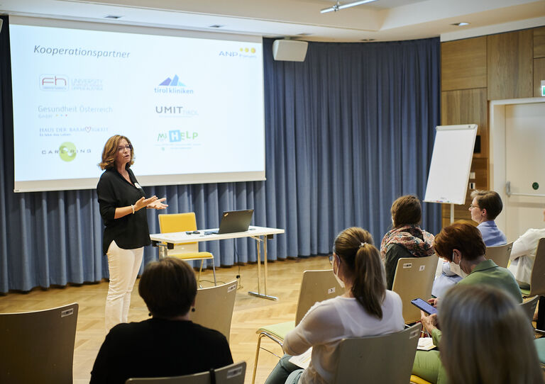 Geschäftsführerin Andrea Kapounek begrüßt das Publikum des ANP Dialogs.