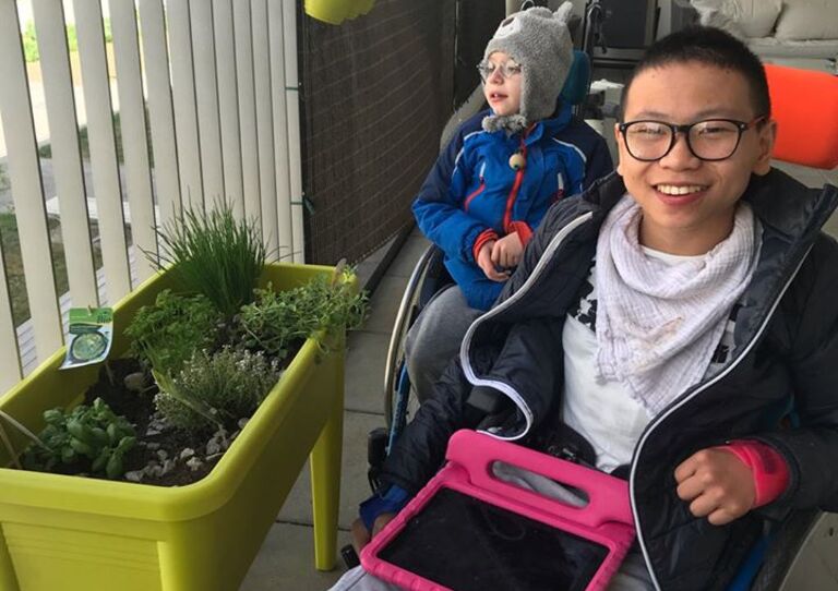 Kinder der HABIT Kids WG mit dem Hochbeet auf der Terrasse.