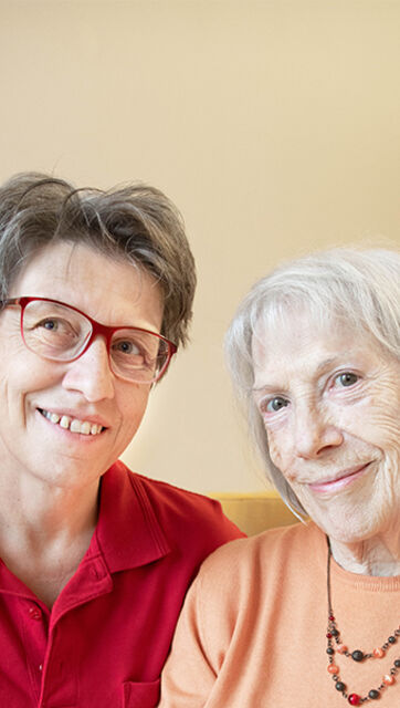 Wenn das Leben Abschied nimmt. Hospizleiterin Pauline Zimmel mit Bewohnerin Maria Vittoria