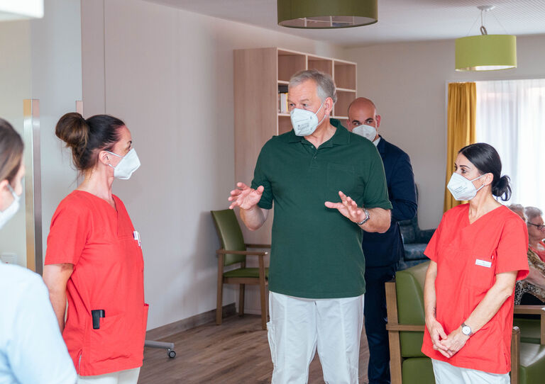 Landesrat Martin Eichtinger im Gespräch mit drei Mitarbeiterinnen aus dem HB Stadtheim