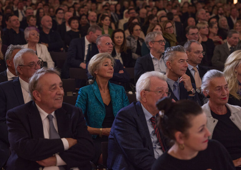 Am 13. November 2025 feierte das HB 150. Geburtstag mit 600 Gästen – darunter Mitarbeiter*innen, langjährige Wegbegleiter*innen, Unterstützer*innen sowie hochrangige Vertreter*innen aus Politik, Kirche, Wissenschaft und Gesellschaft. Am 13. November 2025 feierte das HB 150. Geburtstag mit 600 Gästen – darunter Mitarbeiter*innen, langjährige Wegbegleiter*innen, Unterstützer*innen sowie hochrangige Vertreter*innen aus Politik, Kirche, Wissenschaft und Gesellschaft.