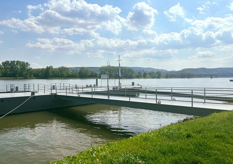 Aufnahme der Donau und einer Brücke