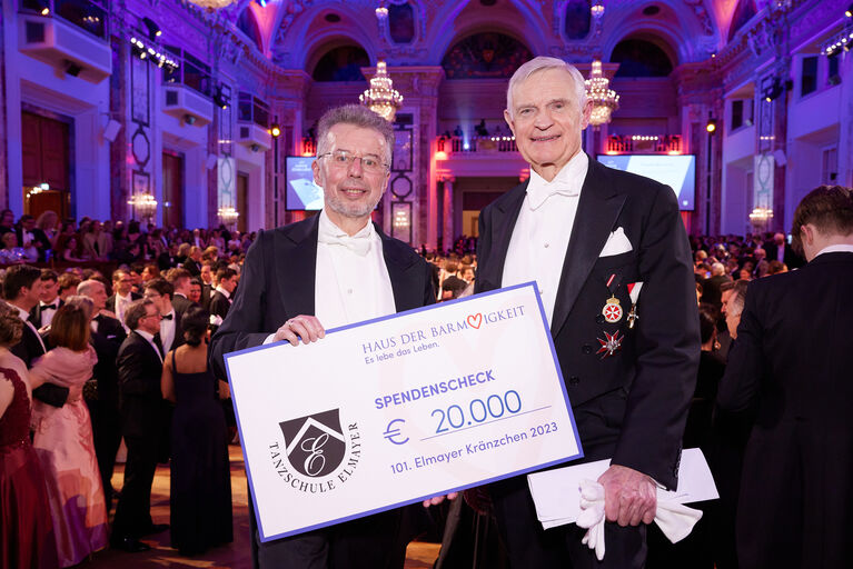 Thomas Schäfer-Elmayer überreichte am Traditionsball zwei Spenden in der Höhe von jeweils 20.000 Euro an das Haus der Barmherzigkeit und ein Hilfsprojekt für die Ukraine.