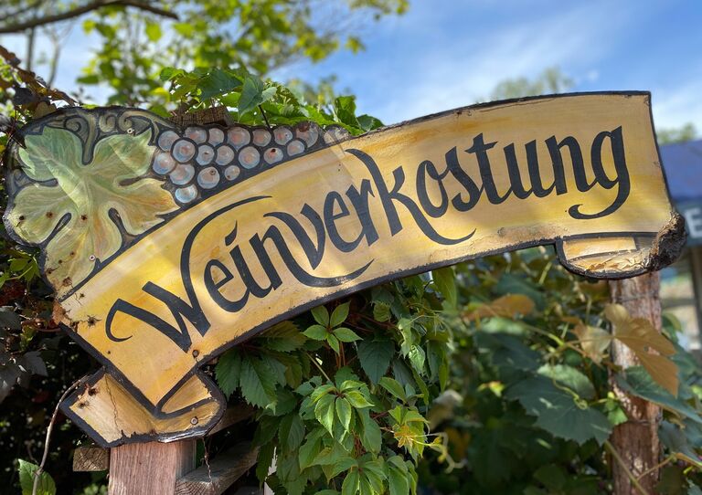 Ein Schild mit der Aufschrift Weinverkostung.