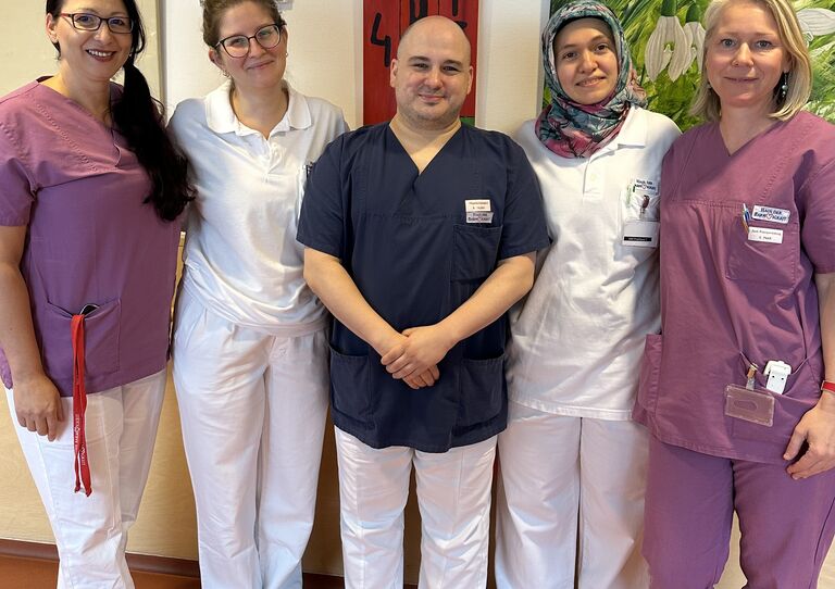 Frau Lauschke und Frau Bilir-Götz mit Stationskolleg*innen Frau Lauschke und Frau Bilir-Götz mit Stationskolleg*innen