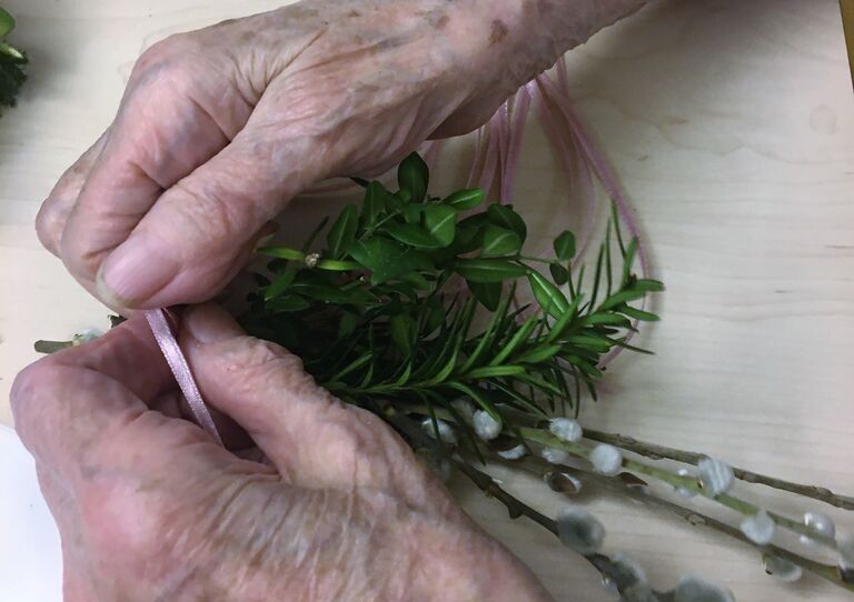 Hände und Palmbuschen.