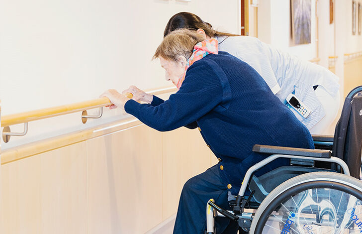 Nadja Ernhofer macht eine Kniebeuge aus dem Rollstuhl heraus