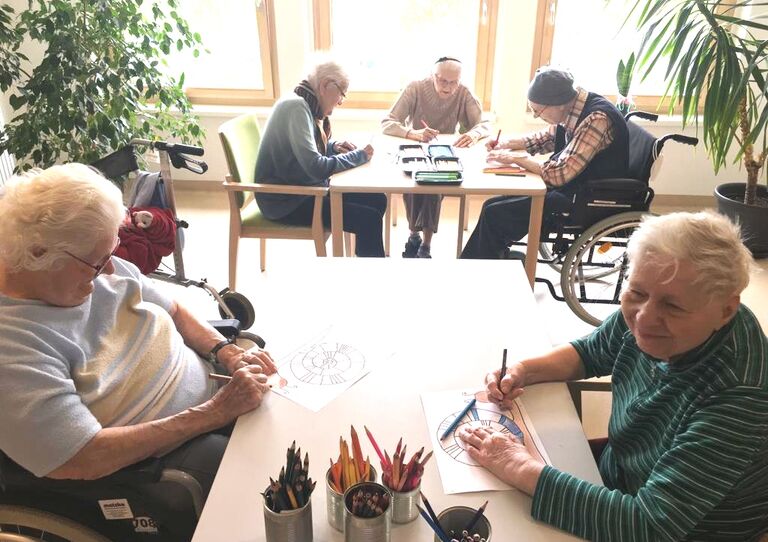 Silvia Edinger malt mit Bewohner*innen im Stephansheim.