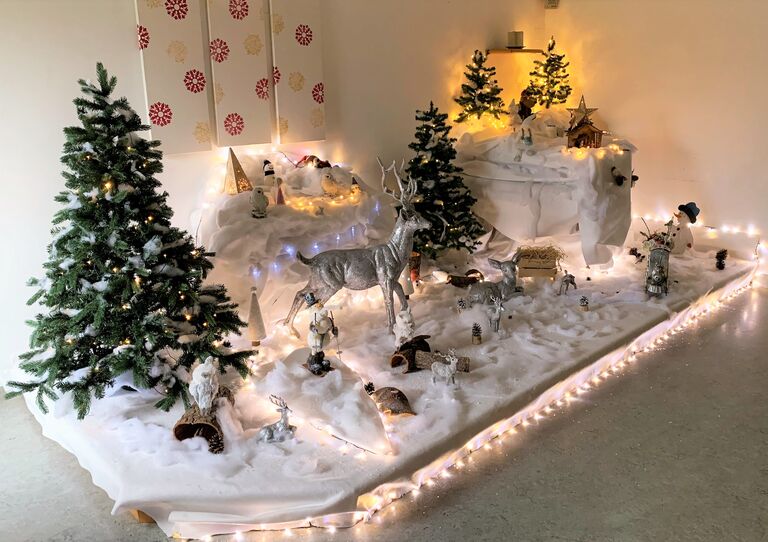 Ein Teil der Weihnachtswelt mit Beleuchtung.