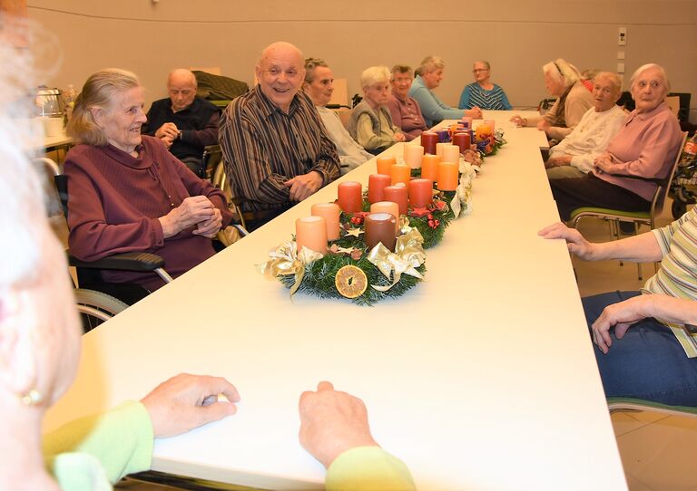 Ehrenamtliche Mitarbeiterinnen und Bewohnerinnen beim gemeinsamen Adventkranz-Basteln im Vorjahr.