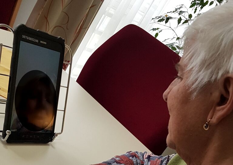 Eine Bewohnerin nutzt das neue Tablet für einen Video-Anruf mit Angehörigen.