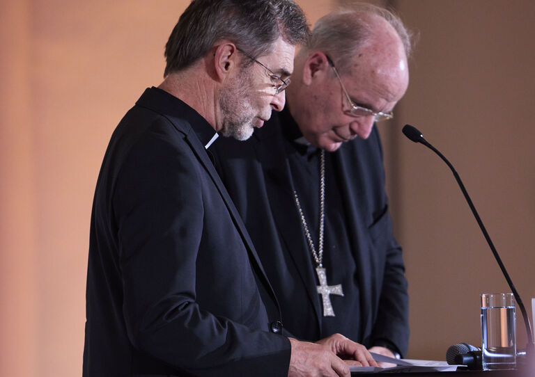 Abschließende Segnung durch Kardinal Christoph Schönborn und den ernannten Erzbischof Josef Grünwidl Abschließende Segnung durch Kardinal Christoph Schönborn und den ernannten Erzbischof Josef Grünwidl