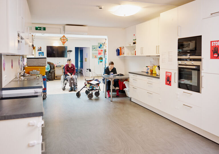 BTZ Maria-Rekker-Gasse: Aufnahme der Küche, zwei Kunden sitzen darin darin und lachen.