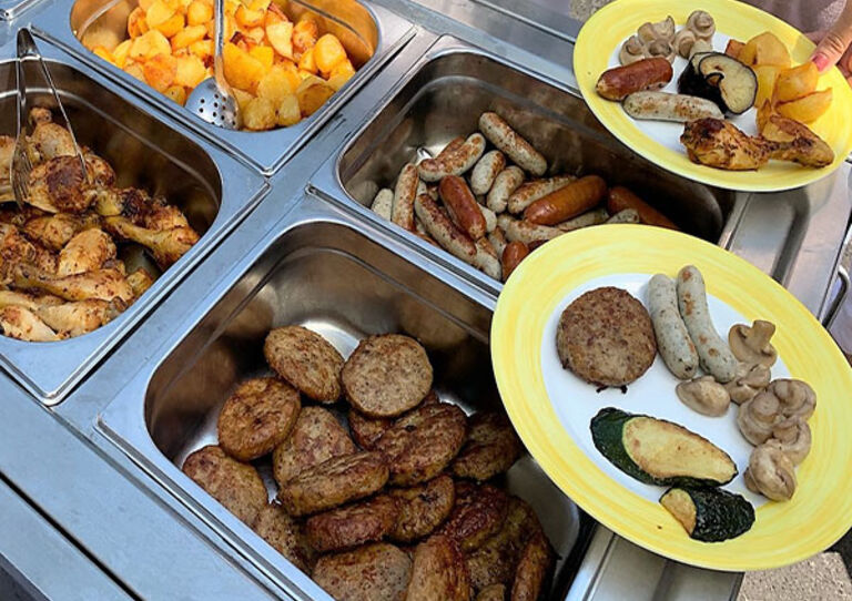 Grillspezialitäten wie Würstel, Gemüse und Faschierte Laibchen