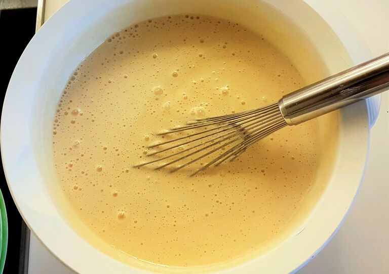 Eine Schüssel mit Teig für die Apfelringe.