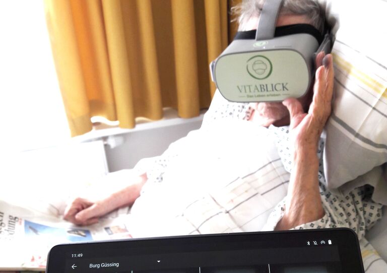 Eine Bewohnerin mit der virtuellen Brille.