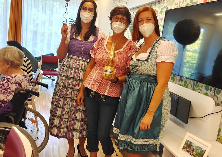 Mitarbeiter*innen feiern Oktoberfest im HB Am Mauter Berg - St.Josef