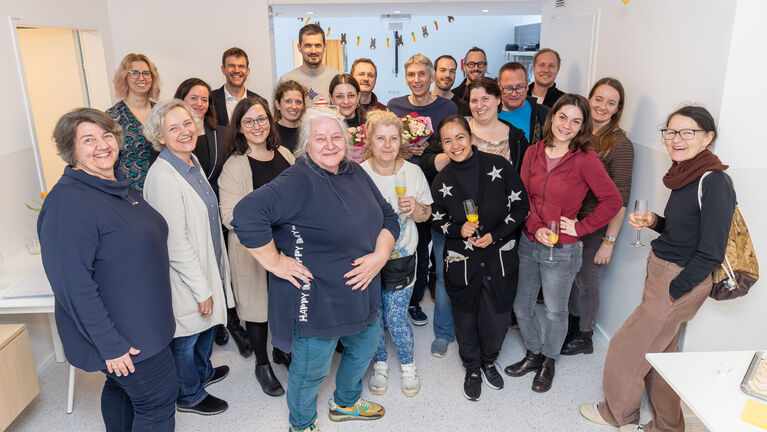 Gruppenbild von Eröffnungsfeier der Erweiterung des Basalen Tageszentrums Maria-Rekker-Gasse von HABIT