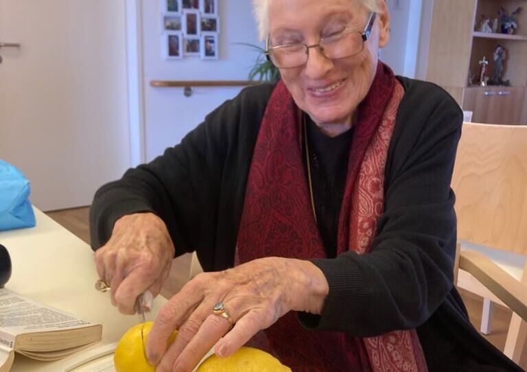 Bewohnerin schneidet Zitronen