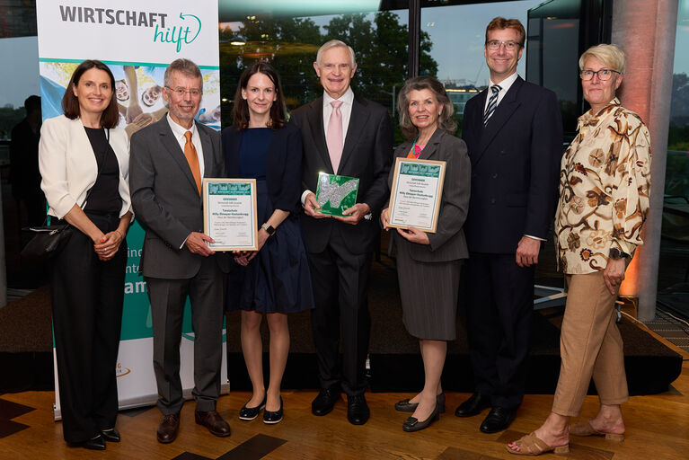 Tanzschule Elmayer gewinnt „Wirtschaft hilft Awards 2024“ in der Kategorie „Langzeitkooperationen“ für 102 Jahre Hilfsbereitschaft.