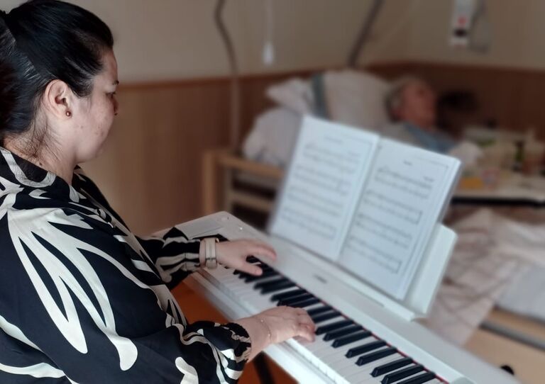 Zimmerkonzerte für bettlägerige Bewohner*innen