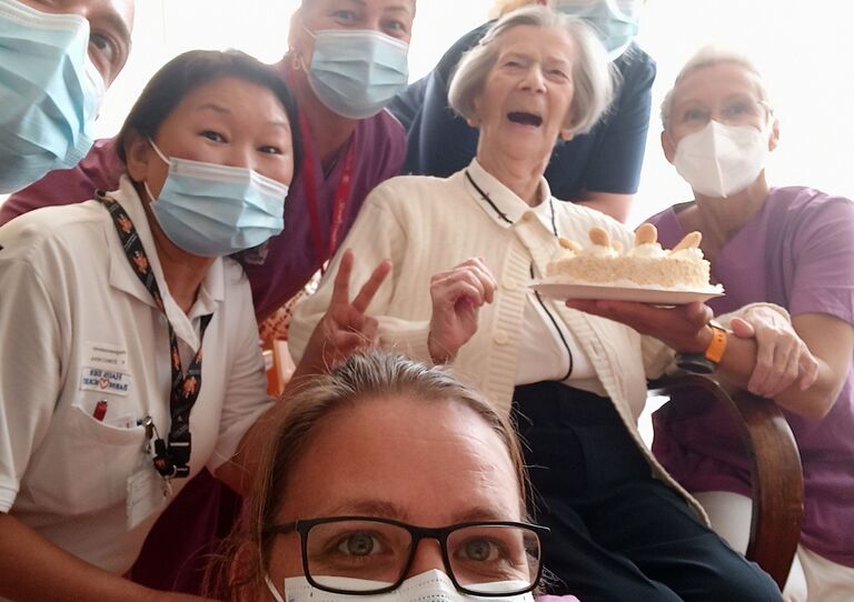 Gruppenselfie der Kolleg*innen gemeinsam mit dem Geburtstagskind.