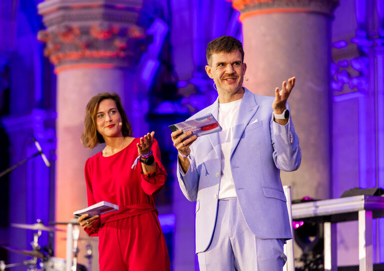 HABIT Geschäftsführer Andreas Kauba mit Moderatorin Kristina Schranz bei der Eröffnung der Jubiläumsfeier HABIT Geschäftsführer Andreas Kauba mit Moderatorin Kristina Schranz bei der Eröffnung der Jubiläumsfeier