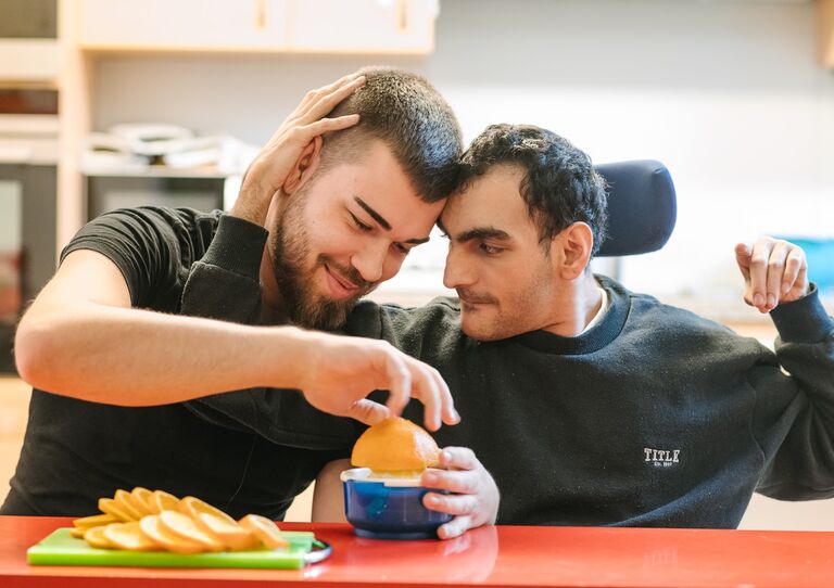 Betreuer kocht mit Kunden