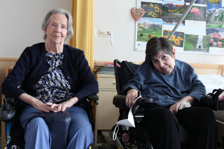 Elfriede (rechts) mit ihrer Mitbewohnerin Lotte (rechts)