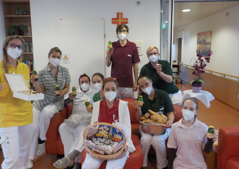 Das Team einer Station freut sich über die Frühstücksgrüße der Geschäftsführung.