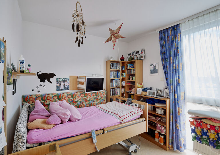 Kund*innen-Zimmer mit Pflegebett in der HABIT WG Perfektastraße
