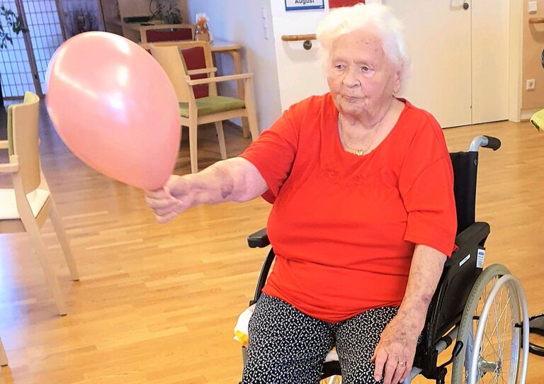 Bewohnerin bei der Luftballon Gymnastik