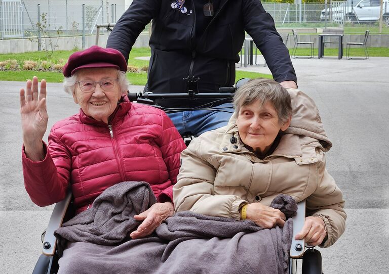 Mehr Mobilität im Alter: Rikscha-Fahrten im Stadtheim Wiener Neustadt Mehr Mobilität im Alter: Rikscha-Fahrten im Stadtheim Wiener Neustadt