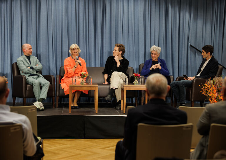Fachveranstaltung chronisch_konkret 2026: Michael Lazansky, Athe Grafinger, Leon Engler, Birgit Meinhard-Schiebel und Köksal Baltaci bei der gemeinsamen Podiumsdiskussion Fachveranstaltung chronisch_konkret 2026: Michael Lazansky, Athe Grafinger, Leon Engler, Birgit Meinhard-Schiebel und Köksal Baltaci bei der gemeinsamen Podiumsdiskussion