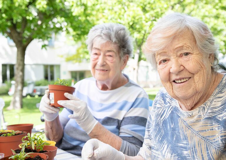 Im Pflegekrankenhaus Tokiostraße findet regelmäßig die Gartentherapie statt. Im Pflegekrankenhaus Tokiostraße findet regelmäßig die Gartentherapie statt.