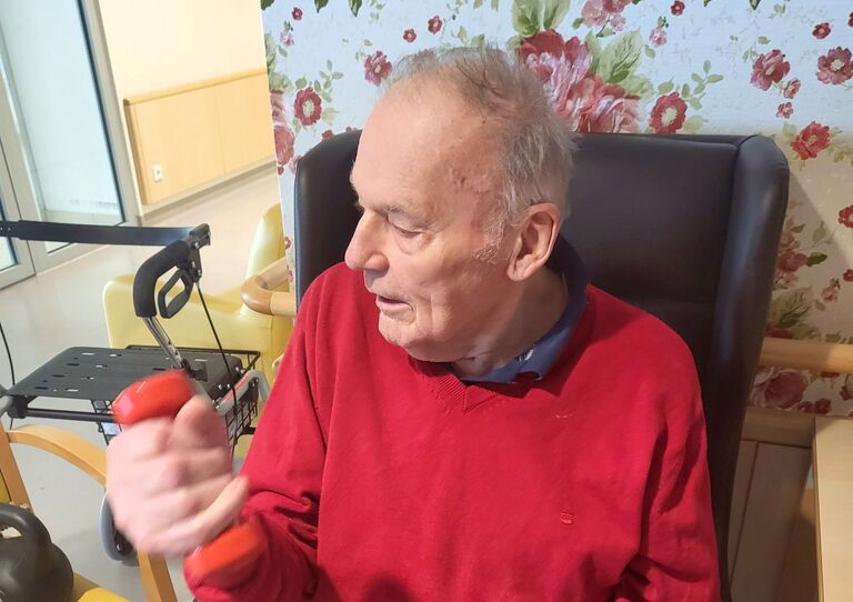 Bewohner trainiert mit Hantel.