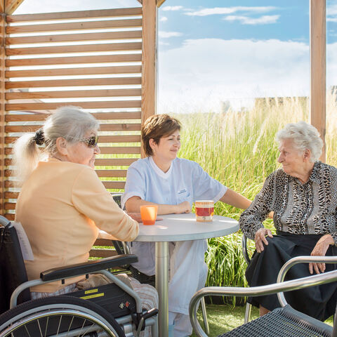 Pflegerin und Bewohnerinnen auf der Terrasse des Pflegekrankenhaus HB Seeböckgasse