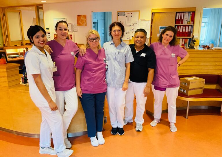 Ashmely Sony (ganz links) mit Kolleg*innen auf Station Martin Ashmely Sony (ganz links) mit Kolleg*innen auf Station Martin