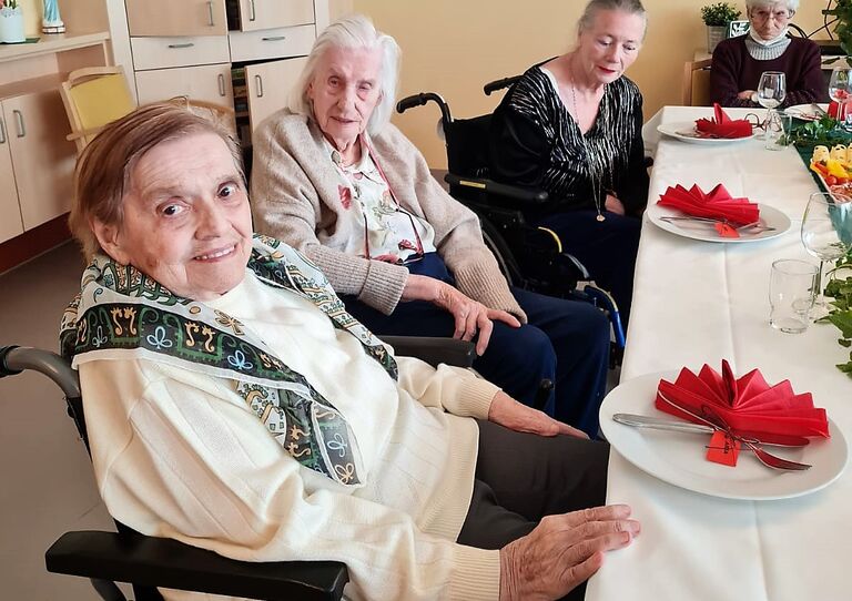 Bewohnerinnen am Tisch